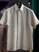Beige short-sleeve shirt made from 100% European flax plant.